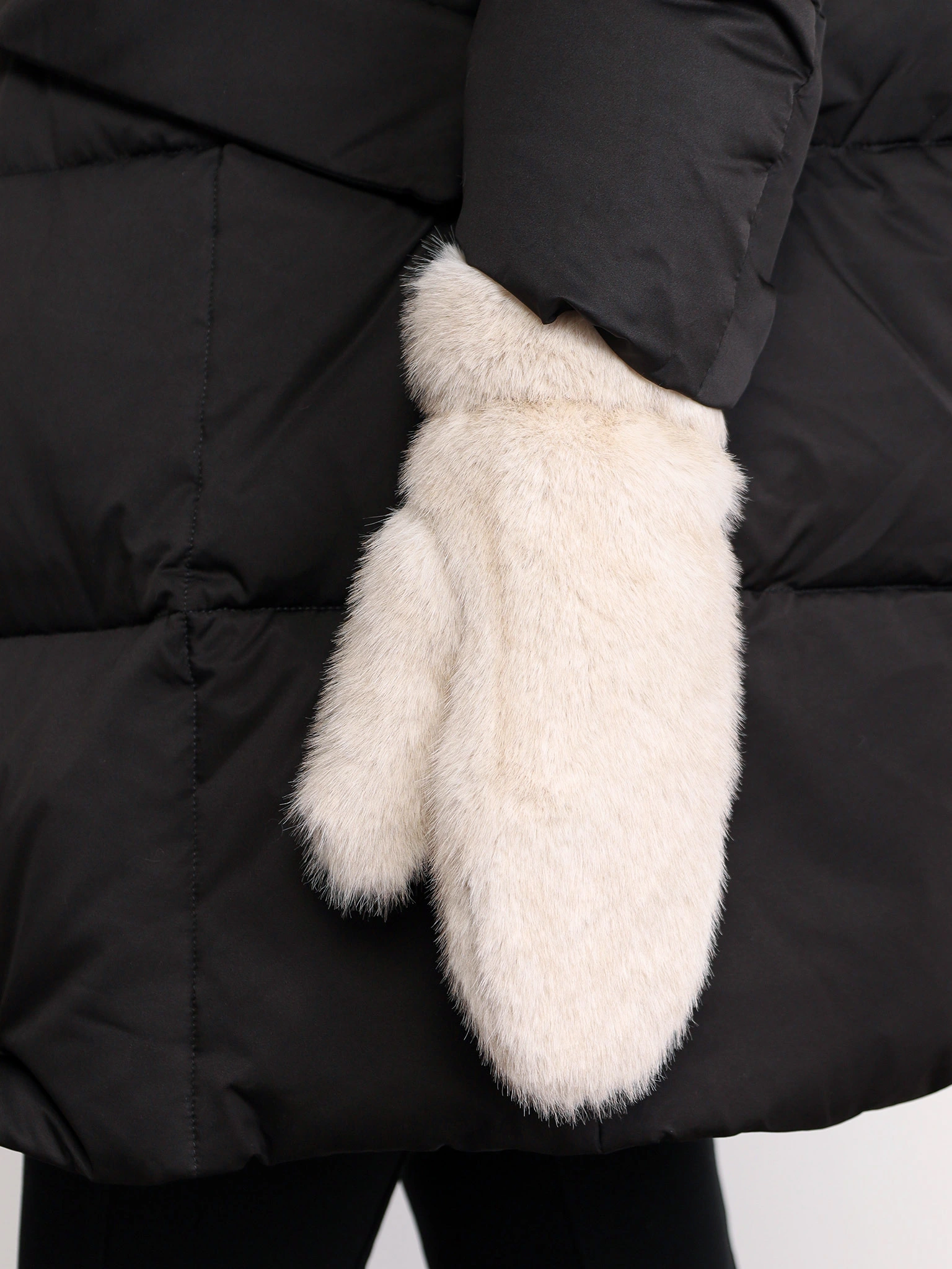 Варежки из искусственного меха в ассортименте